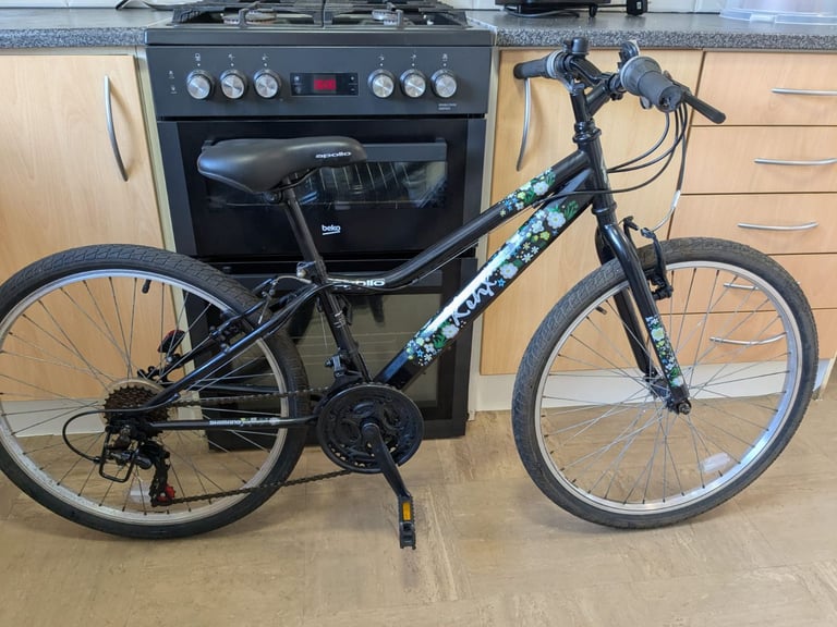 Girl's bike 24 inches wheels. 