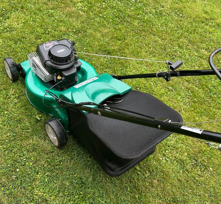 Qualcast 18”cut Selfdrive petrol lawnmower Briggs 450 Series easy start engine mower serviced 