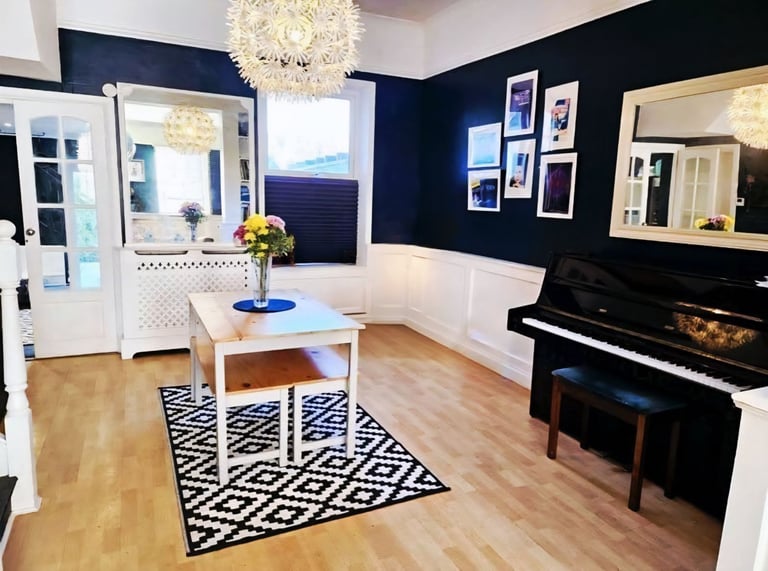 4 Bed. Seaside Townhouse with fast train link to London