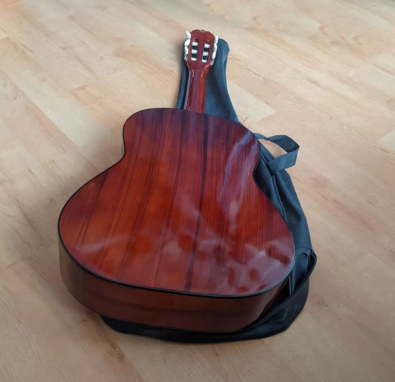 Valencia Spanish Guitar, Mod. CS 400 with case