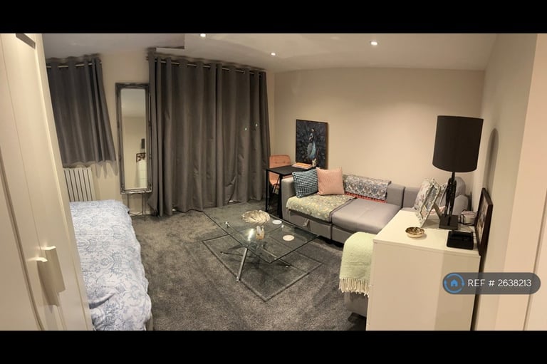 1 bedroom flat in Greenfield Road Bills Included, Farnham, GU9 (1 bed) (#2638213)