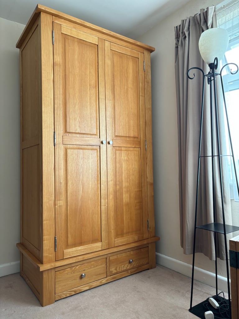 Beautiful ‘Sleepy Valley’ Solid Oak large double wardrobe with 2 spacious drawers like new DELIVERY