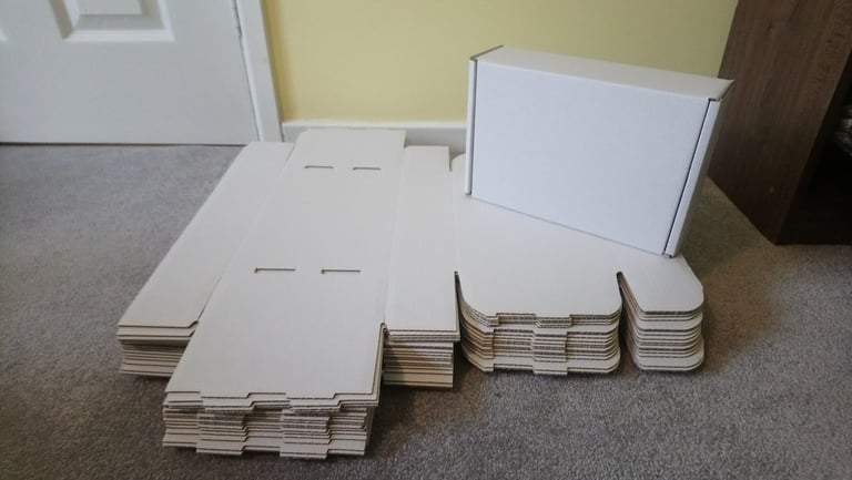 image for x 24 White postal/shipping boxes, 25cm x 17.5cm x 7.5cm / 10&quot; x 7&quot; x 3&quot;