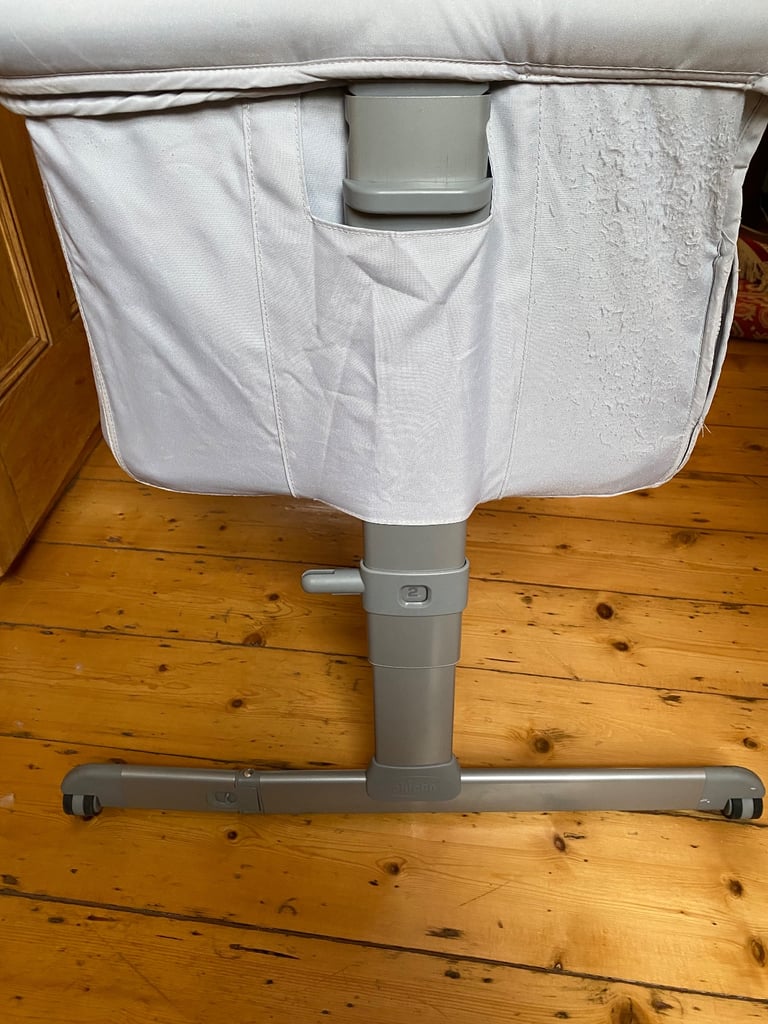 Chicco Next to Me Baby Crib (with four sheets included)