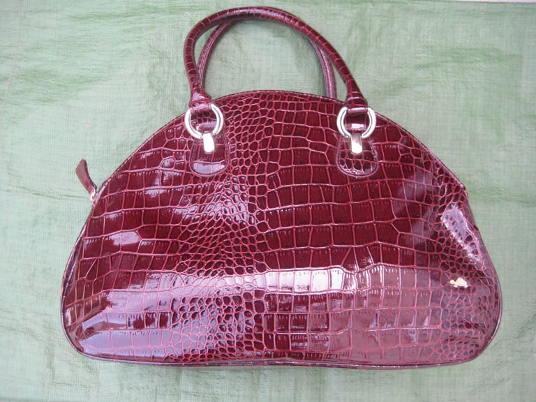 image for Large Burgundy Coloured Carpisa Double Strap Handbag for £7.00