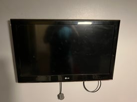 3 32 inch tvs