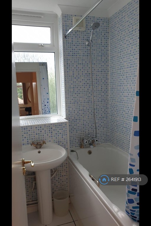 5 bedroom flat in Lorrimore Square, London, SE17 (5 bed) (#2641913)