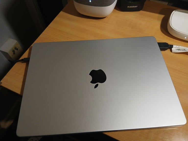 MacBook Pro M1 (2021) 16 GB – Ideal for Someone Who Just Wants to Mirror It – £250