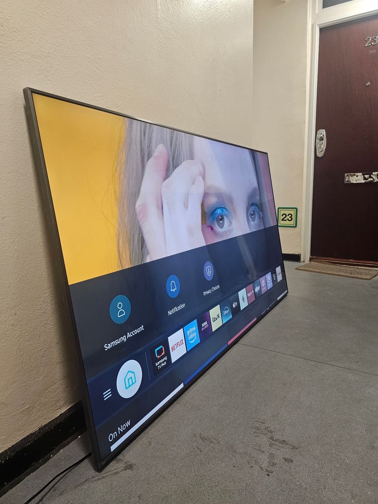 58" SAMSUNG QLED 4K ULTRA SMART TV WITH ORIGINAL STAND 