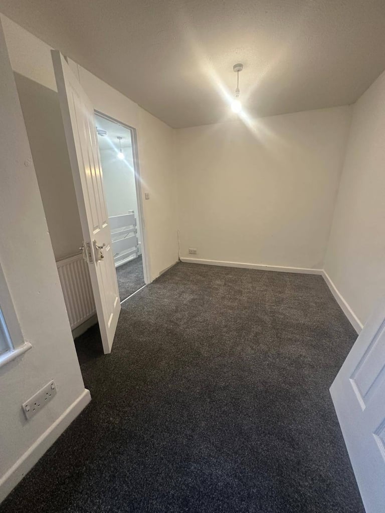 Spacious 3 Bedroom with 2 Reception House Available To Let In Romford (SS13 3PD)