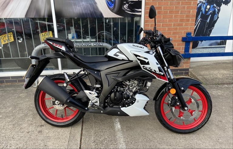 SUZUKI GSXS 125, LADY OWNER ONLY 1100 DRY MILES, IMMACULATE!