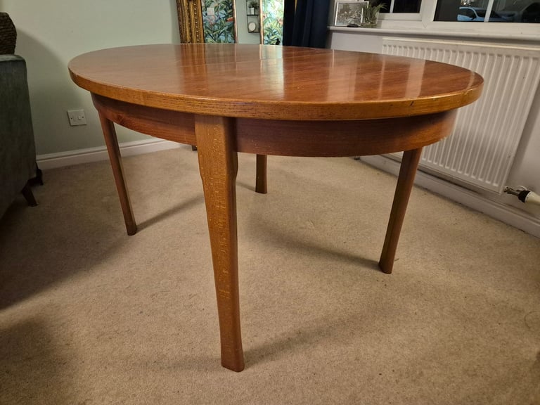 ** Dining table and chairs set **Extendable 4-6/8 seater dining table with 6 chairs 