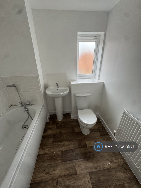 3 bedroom house in Ashover Avenue, Manchester, M12 (3 bed) (#2665971)