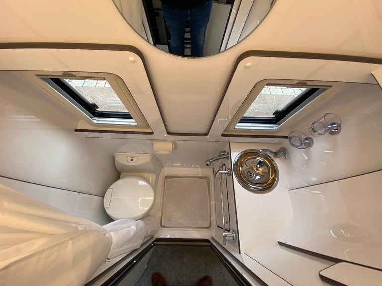 IH MOTORHOMES N-680 CRL -REAR LOUNGE - 1 OWNER - AUTOMATIC - WIFI