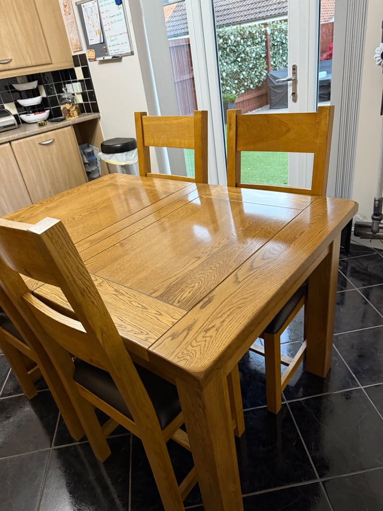 Solid Oak Extendable Dining Table & Chairs 