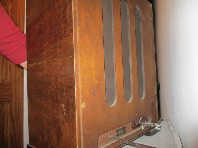 Walnut Art Deco  "Ultra Tiger , London" Wireless 