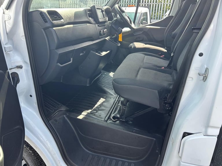 2020 Renault Master LM35dCi 135 Business Medium Roof Van ECODRIVE PANEL VAN Diesel Manual