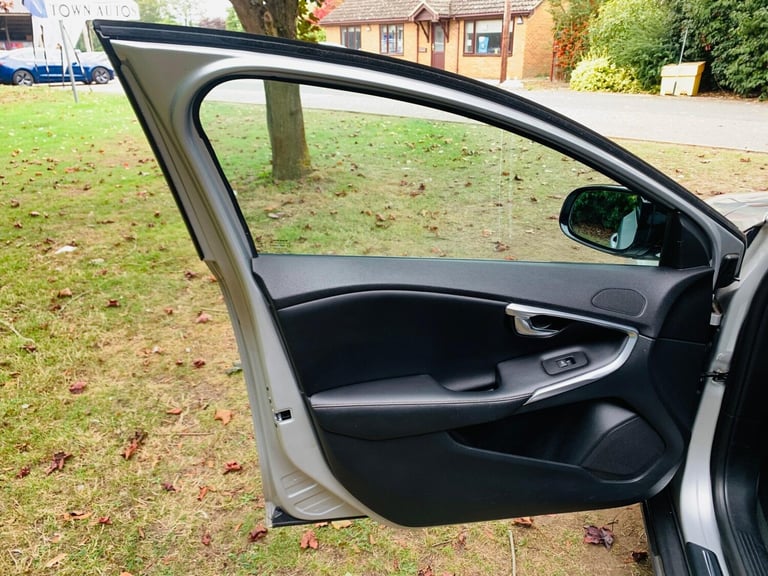 2015 Volvo V40 Cross Country 1.6 D2 Lux Nav Euro 5 (s/s) 5dr HATCHBACK Diesel Manual