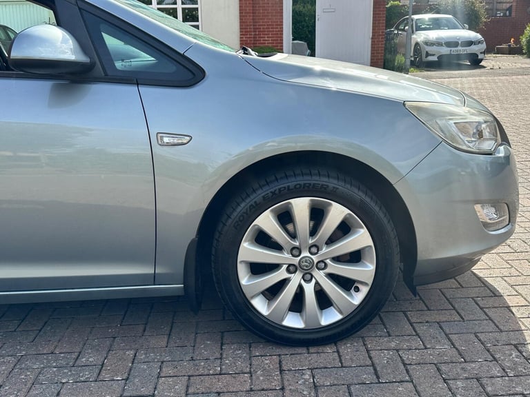 2011 Vauxhall Astra 1.4 16v Exclusiv Euro 5 5dr HATCHBACK Petrol Manual