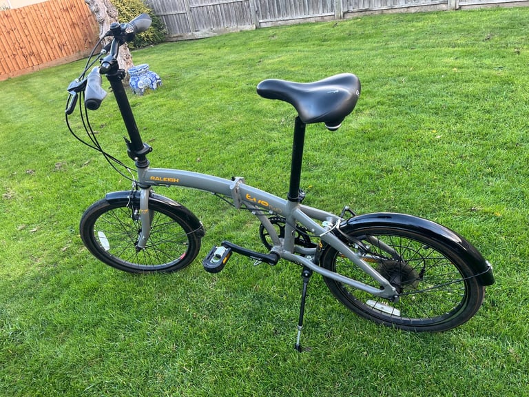 Raleigh Evo- folding bike ( 7 speed) lightweight aluminium- Pristine condition 