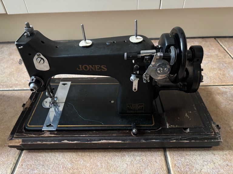 Vintage Jones Family D53/A Cylinder shuttle sewing machine.