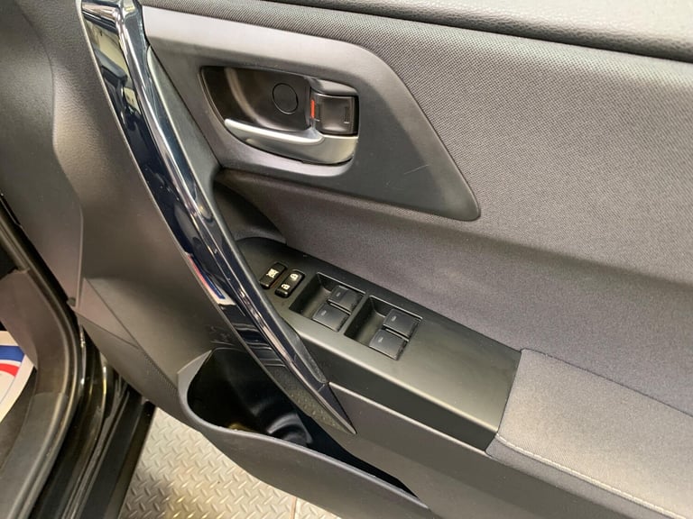 2018 Toyota Auris 1.8 VVT-h Design CVT Euro 6 (s/s) 5dr HATCHBACK Petrol/Electric Hybrid Automatic