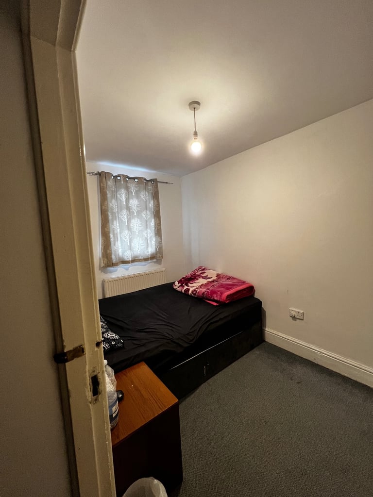 Spacious Furnished Room Available in Manchester