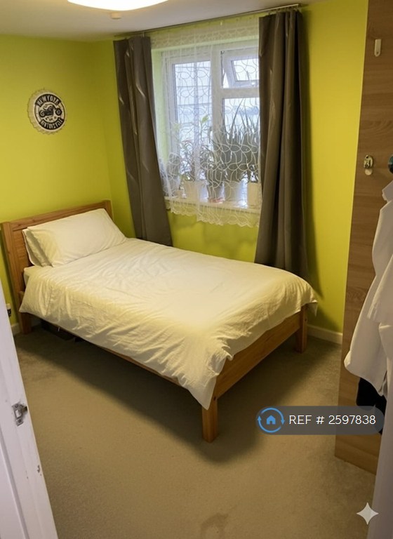 2 bedroom flat in Cowper Road, Sittingbourne, ME10 (2 bed) (#2597838)
