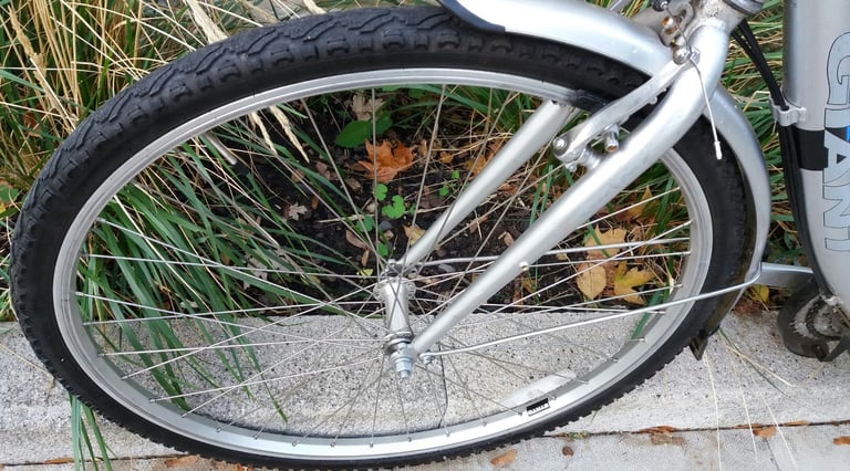 GIANT LIKE NEW LADIES HYBRID BIKE COMFORTABLE AND ELEGANT CITY BICYCLE