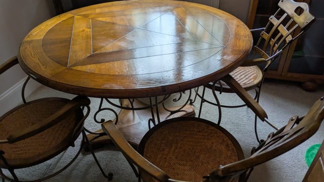 Solid oak circular table and chairs in Leighton Buzzard