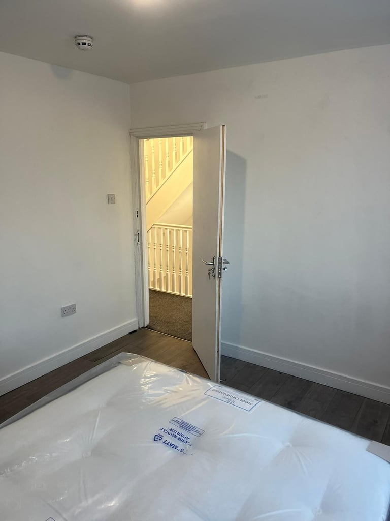 Spacious & Cosy Ensuite room for Rent UB5 6LQ