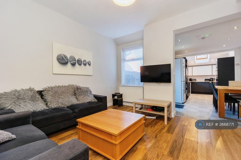6 bedroom house in Braemar Road, Manchester, M14 (6 bed) (#2668771)