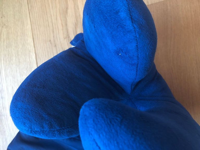 ALMOST NEW! J-Pillow for travelling (inc. carry bag)