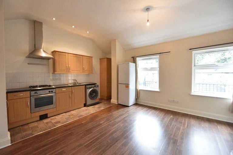 Well-presented 1-bedroom flat, ideally located just 1 minute’s walk opposite South Croydon Station.