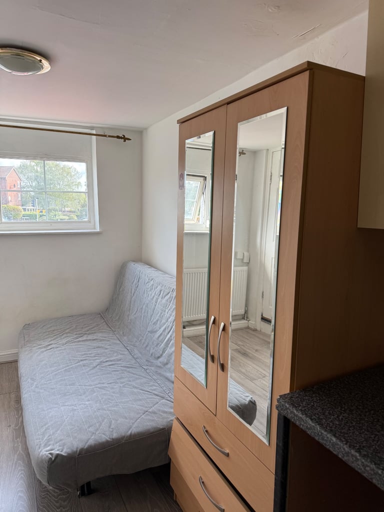 Studio minutes to North Harrow Station utility bills included 