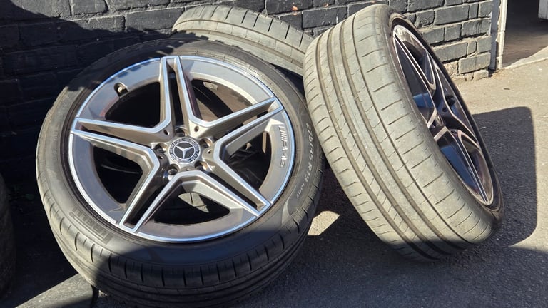 Mercedes Genuine 19 Inch 5 spoke alloy wheels and tyre