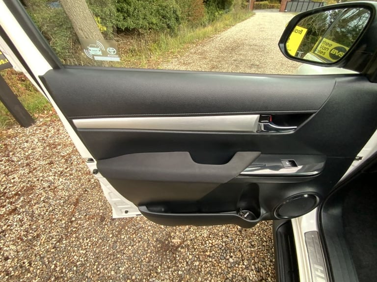 2021 Toyota Hilux 2.4 D-4D Invincible Pickup Double Cab 4dr Diesel Manual 4WD Euro 6 (s/s) (1 PIC...
