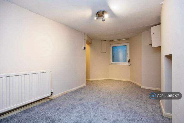 2 bedroom flat in Church Road, Guildford, GU1 (2 bed) (#2657107)