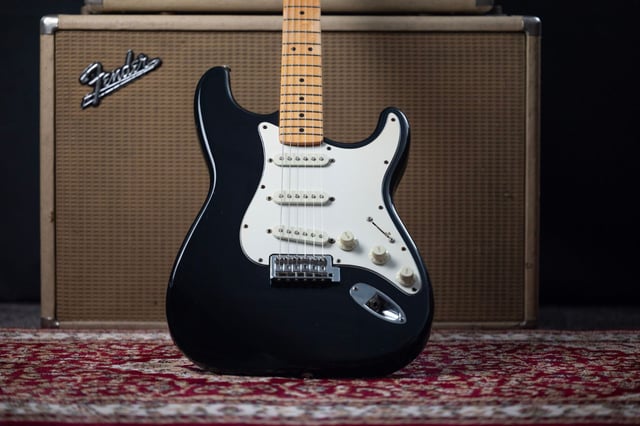 る*ー様 Fender Mexico Stratocaster 2001年製 Fender Stratocaster 2001 Mexican Standard Sunburst - Rock
