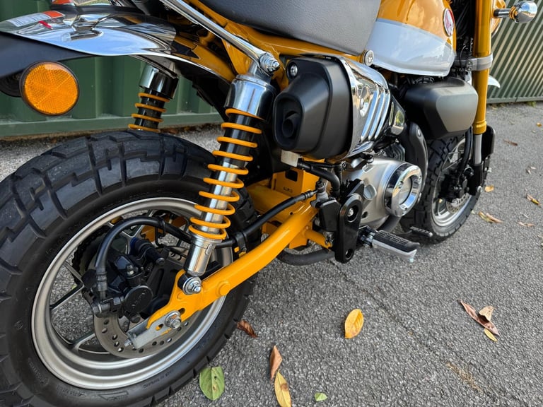 Honda Z125 MA-K Monkey Bike 2019 Yellow and White 1 Owner 880 Miles Rack Fitted