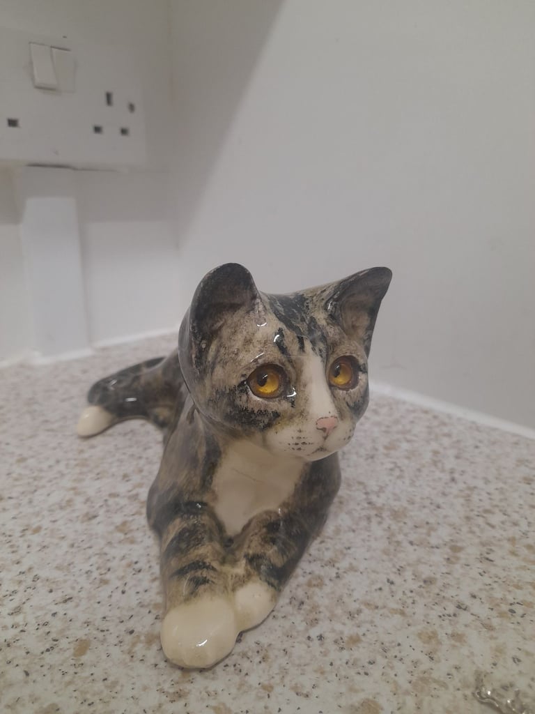 Pretty vintage winstanley cat   size 3   signed