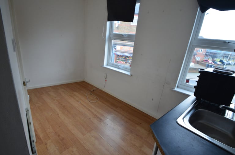 SINGLE STUDIO FLAT WALTHAMSTOW CENTRAL STATION AVAILABLE NOW in