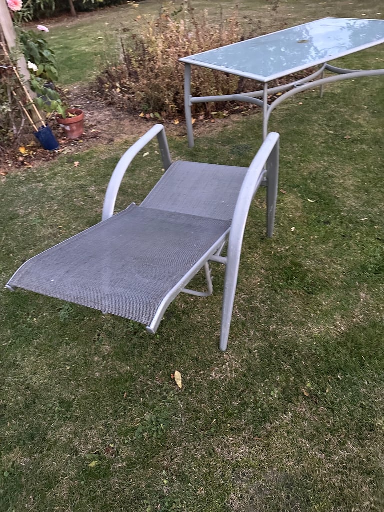 Garden table and 6 matching chairs