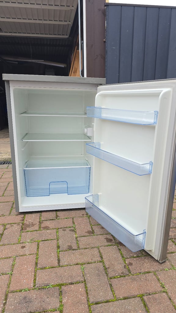 Hisense Metallic Silver Fridge - Good condition & Fully working - Can deliver locally from £7