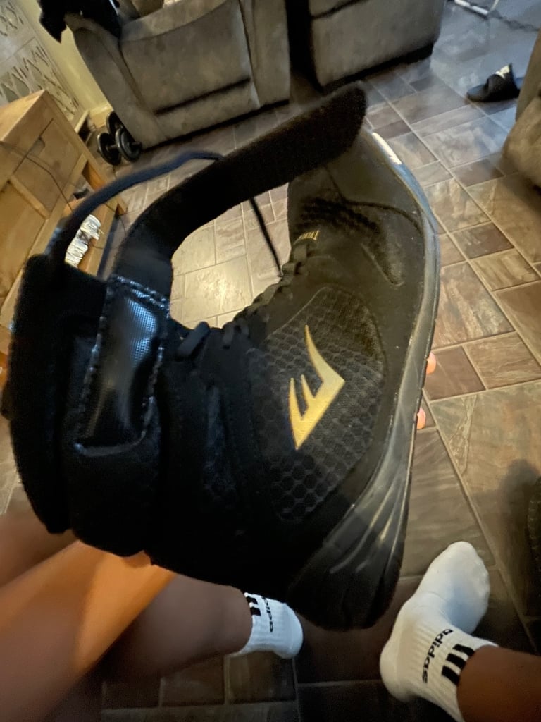 Barley used everlast pro elite boxing boots (price negotiable)