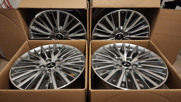 As new unmarked Mitsubishi 18" Diamondcut alloys