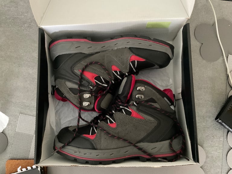 WALKING BOOTS 6.5 UK SIZE