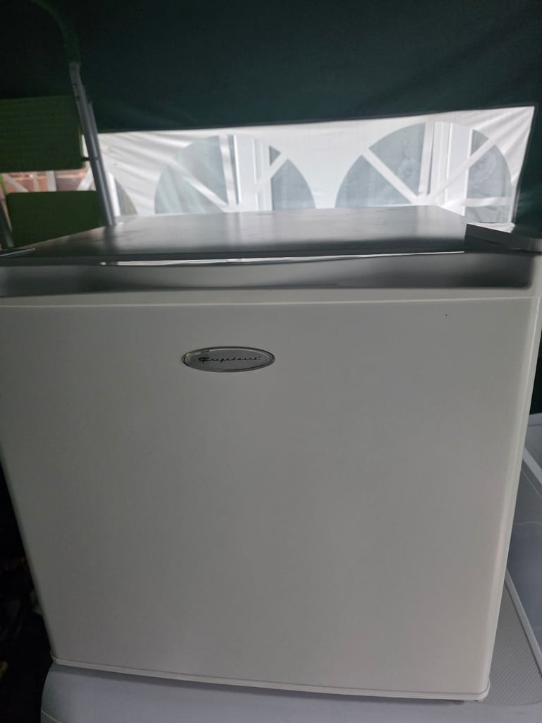 Table top freezer, excellent condition 50x48x48cm(hxwxd)
