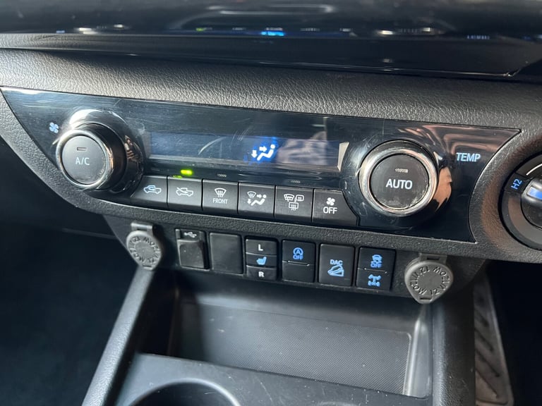 TOYOTA HILUX 2.4 D-4D 150PS INVINCIBLE AUTOMATIC 4X4 PICKUP 71 REG 61,200 MILES