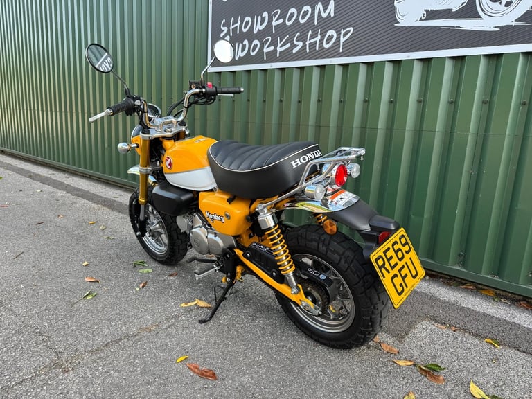 Honda Z125 MA-K Monkey Bike 2019 Yellow and White 1 Owner 880 Miles Rack Fitted